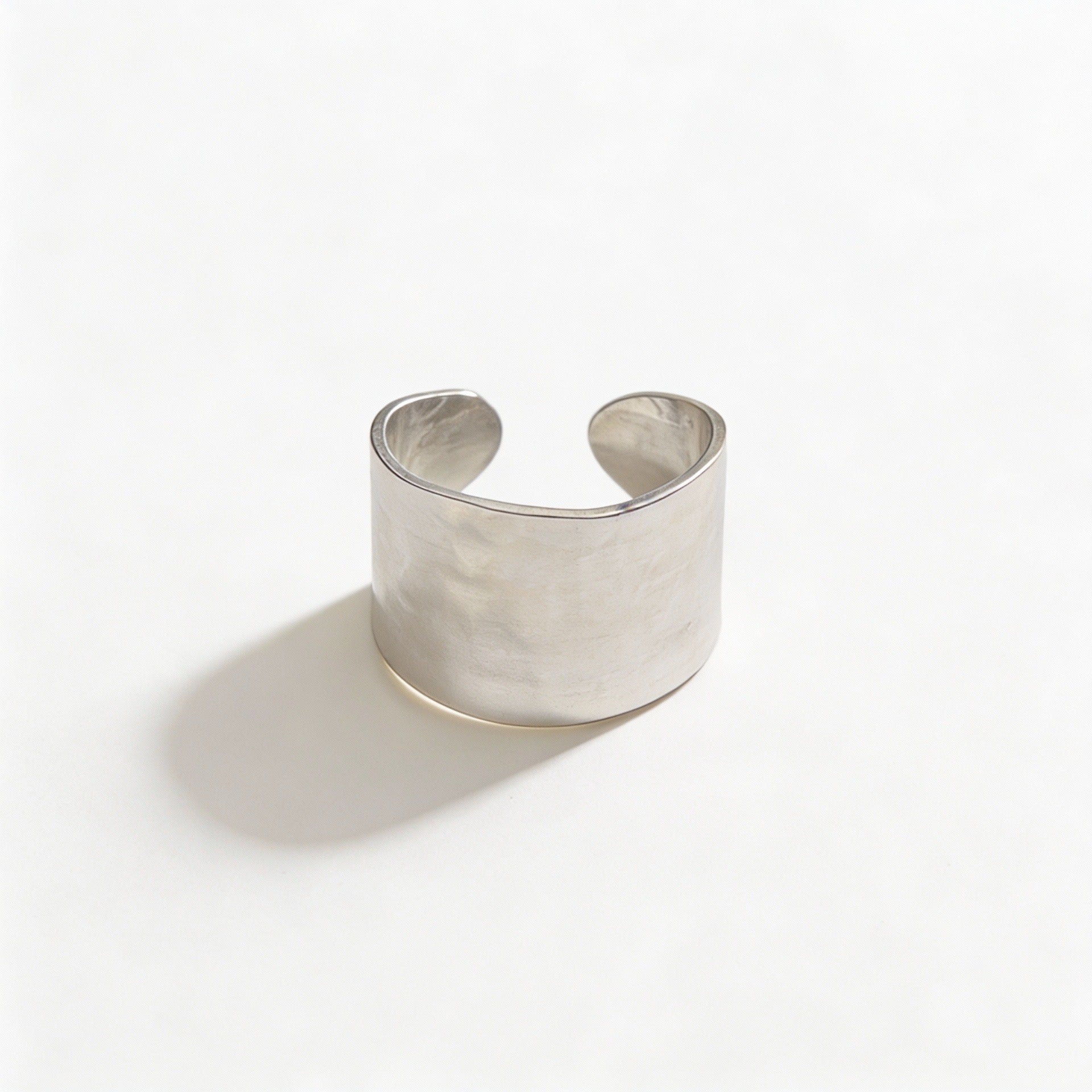 ANELLO IN ACCIAIO REGOLABILE “FASCIA MARTELLATA”